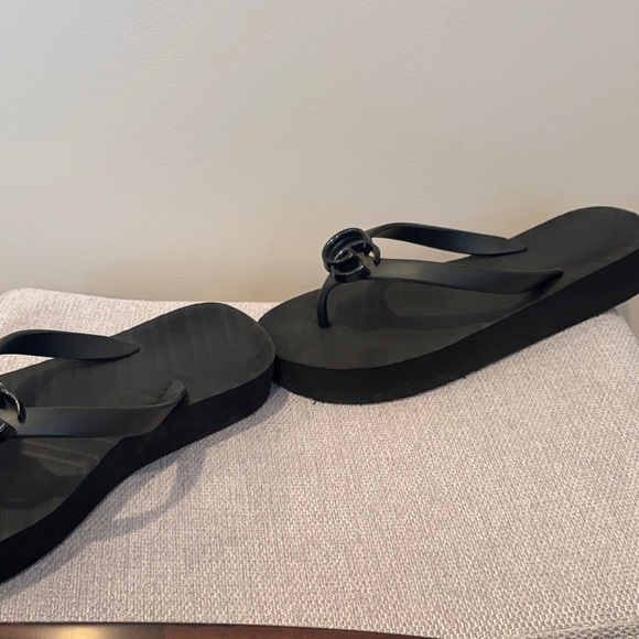 Elegant Black Sandals with Interlocking Design - Picture 4 of 5